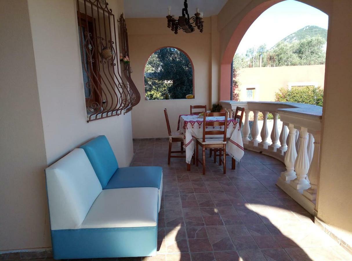 Villa Silvia Ágios Matthaíos エクステリア 写真